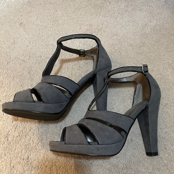 Grey t-strap suede shoe - Picture 3 of 8